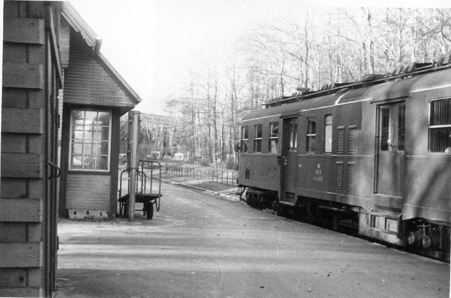 Et billede, der indeholder udendrs, tog, spor, transport

Automatisk genereret beskrivelse